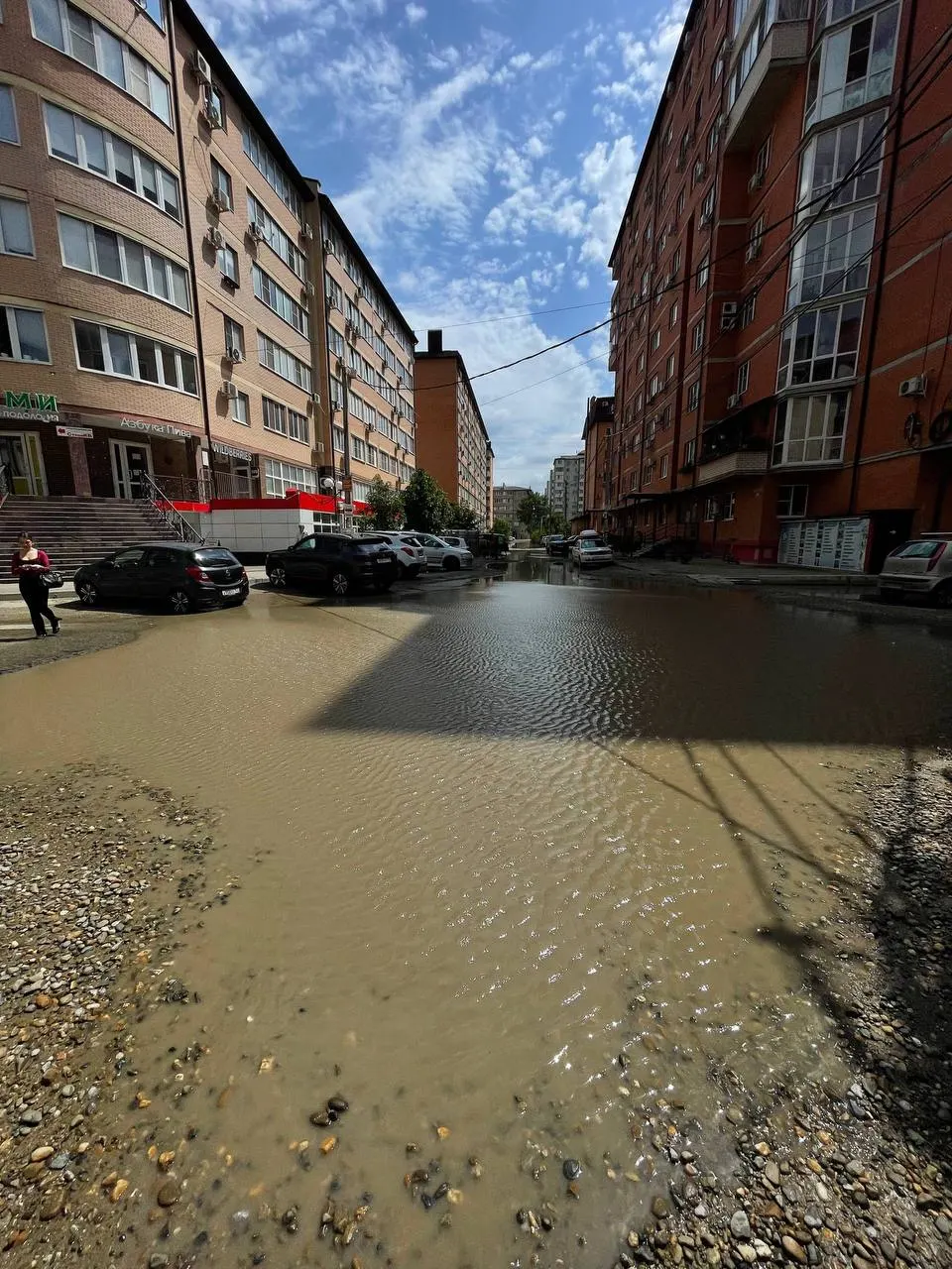 В Краснодаре работает техника для откачки воды на ул. Ратной Славы и в микрорайоне Музыкальном. Заявки принимает Единая дежурно-диспетчерская служба по номеру 8 (861) 214-33-36. Общественный транспорт курсирует в обычном режиме.