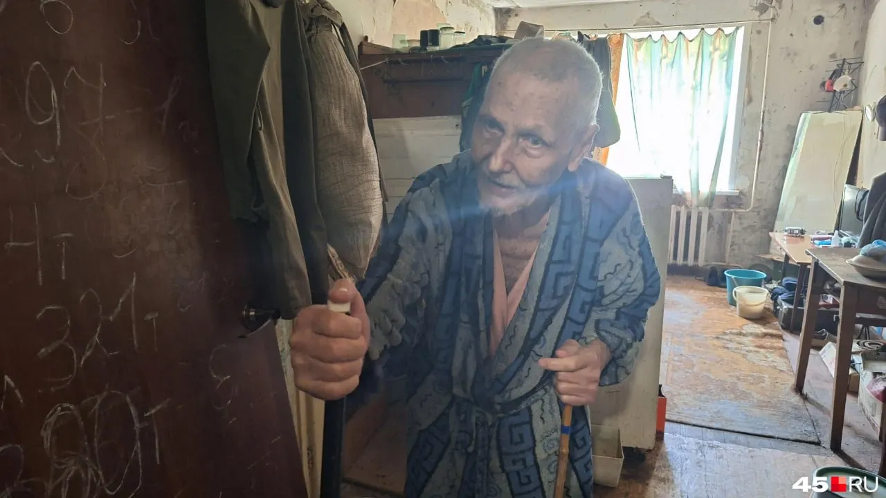 Пенсионер‑ветеран установил ванну за свой счёт, но не может помыться из‑за отсутствия нагревателя; после жалоб в соцсетях ситуацию проверяют Следственный комитет и прокуратура.