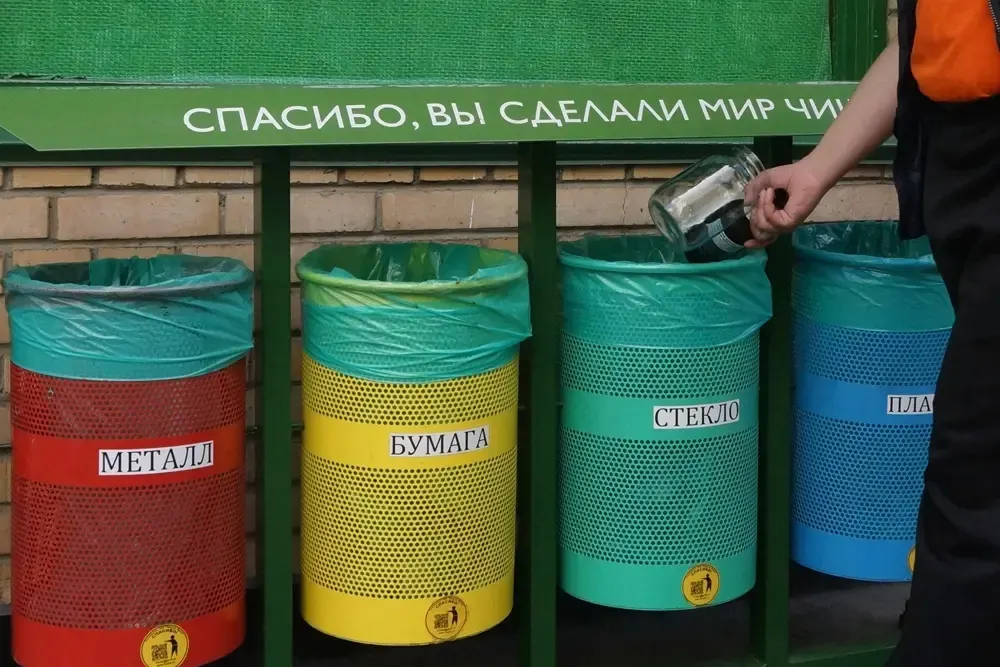 Резкое падение цен на вторсырьё, рост издержек и нехватка специалистов делают приём вторсырья нерентабельным; десятки точек сбора уже свернули работу в разных регионах, эксперты предупреждают о долгосрочных последствиях и предлагают меры поддержки.