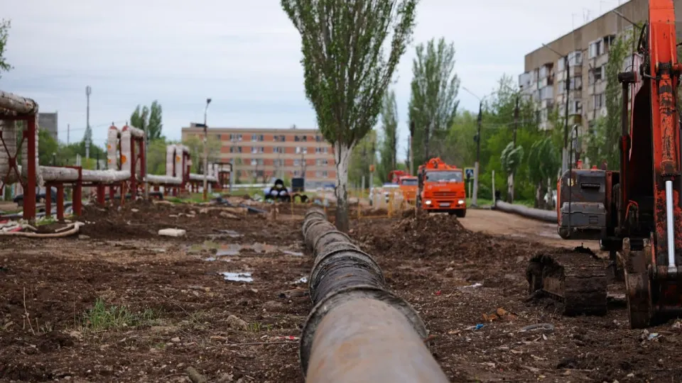 После разрыва главного самотечного коллектора в Энгельсе почти весь город остался без водоснабжения: канализация не работает, во дворы и подвалы попали стоки, питьевую воду развозят спецтехника, власти объявили режим ЧС и проводят ремонтные работы.