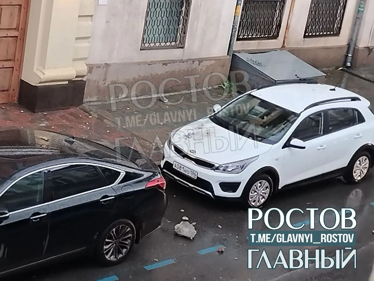 На доме по адресу Социалистическая, 53 во время дождя откололся фрагмент кровли и рухнул на капот припаркованной машины. Пострадавших не сообщают, очевидцы опубликовали фотографии случившегося.