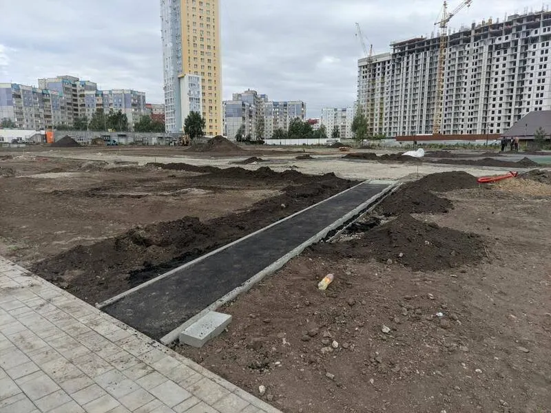 На Шумакова, 9 подрядчик приступил ко второй очереди работ стоимостью более 71 млн рублей: дорожки, освещение, видеонаблюдение, посадка деревьев, велодорожка, игровые зоны и модульный туалет.