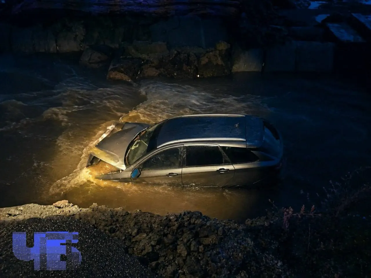 На трассе Миасс — Учалы автомобиль на высокой скорости провалился в размытый участок; водитель незначительно пострадал, движение по участку перекрыто, прокуратура начала проверку.