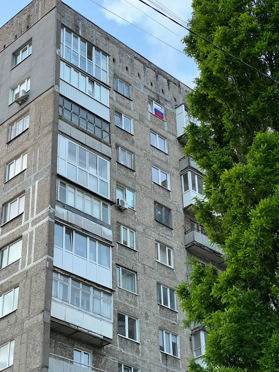 Вчера в 16:40 по решению городской комиссии и распоряжению мэрии дистанционно обесточили многоквартирный дом на Московском проспекте; около 30 квартир заявили, что не намерены выезжать.