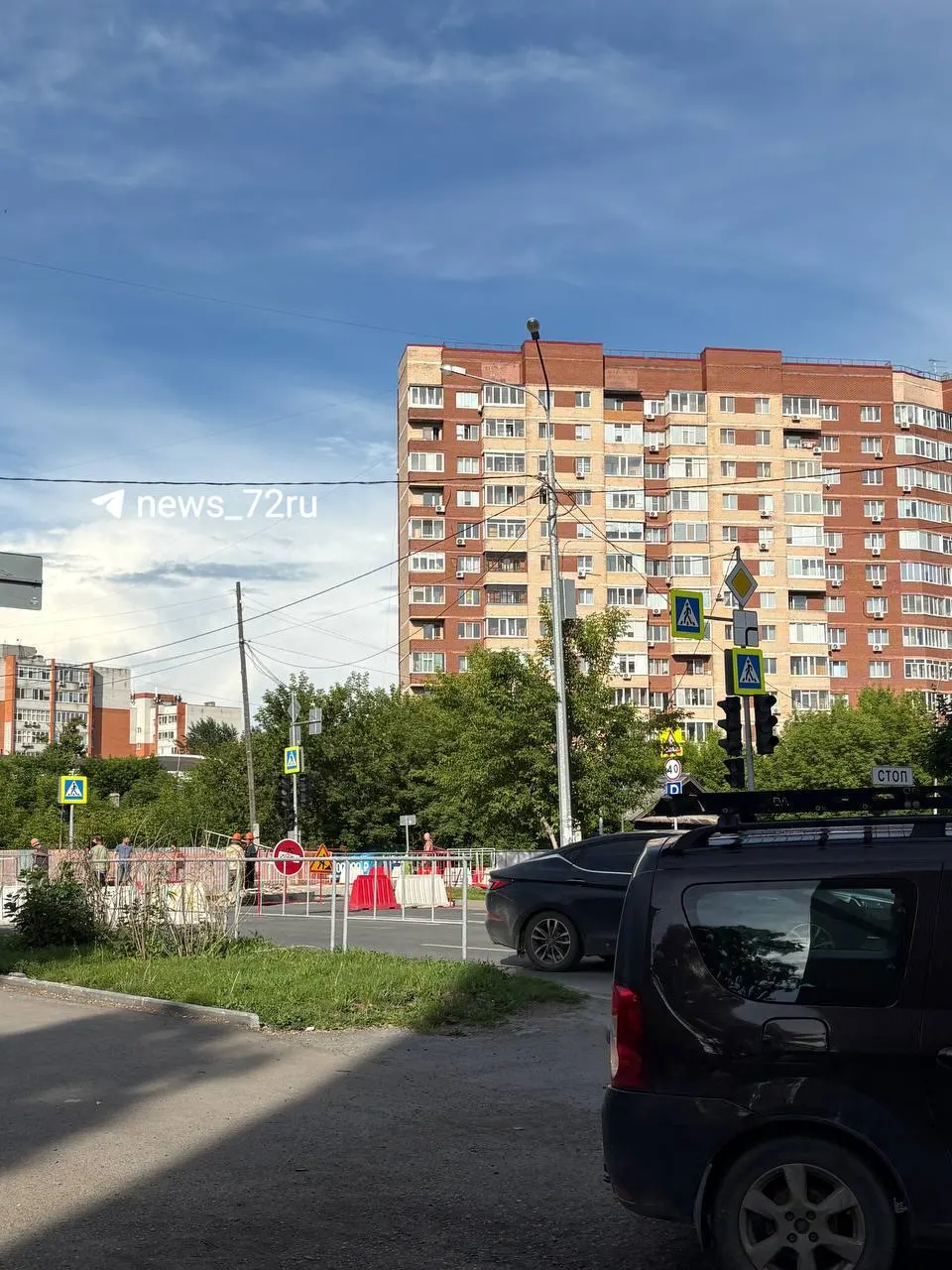 Движение закрыто с сегодняшнего дня до завершения ремонтных работ на тепломагистрали в этом районе.
