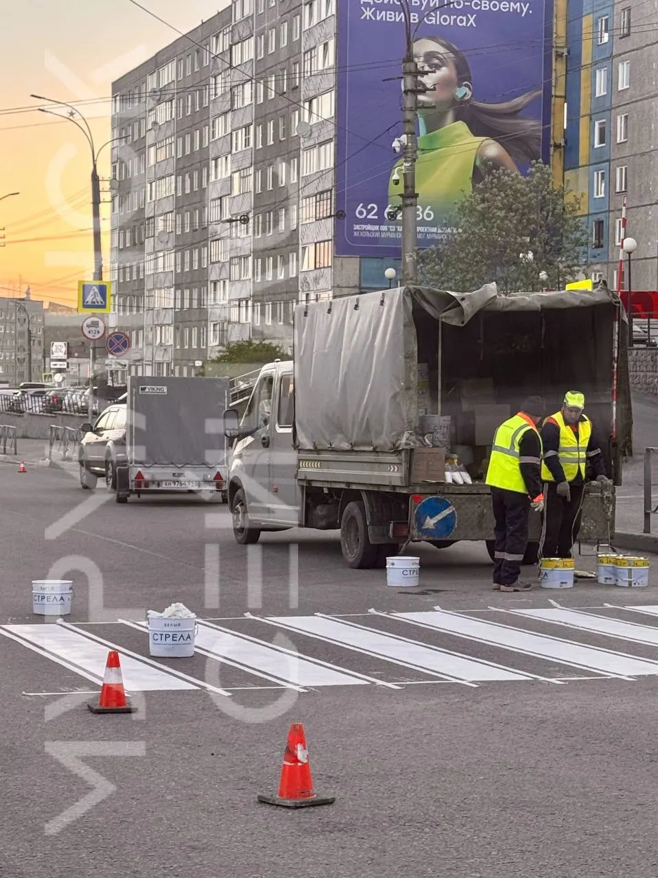 В центре Мурманска заметили нанесение долговечной пластиковой разметки «Стрела» рядом с бывшим кинотеатром. Насколько долго она продержится на проезжей части — покажет время.