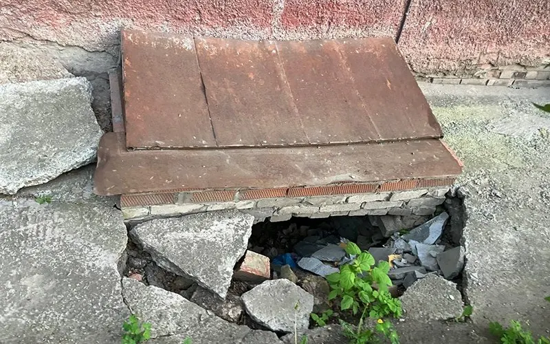 В нескольких местах отмостки у муниципального детского сада №24 образовались провалы, открывающие доступ в подвал. На месте лишь одна сигнальная лента, видимых работ по ремонту нет.