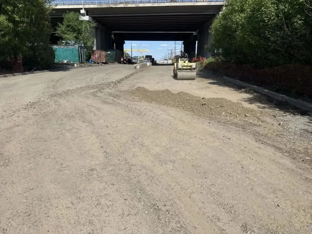 Мэр сообщил, что монтаж 140‑метрового коллектора завершили к 31 мая; рабочие нашли ещё один проблемный участок. «КрасКом» рассчитывает закончить все работы к 12 июня, затем дорогу подготовят к асфальтированию.