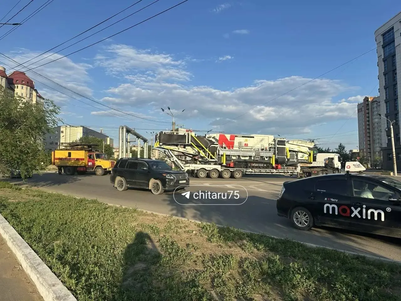 Аварийная бригада работает на месте: из‑за порванной контактной сети на кольце образовался небольшой затор, проехать можно только по крайней правой полосе.