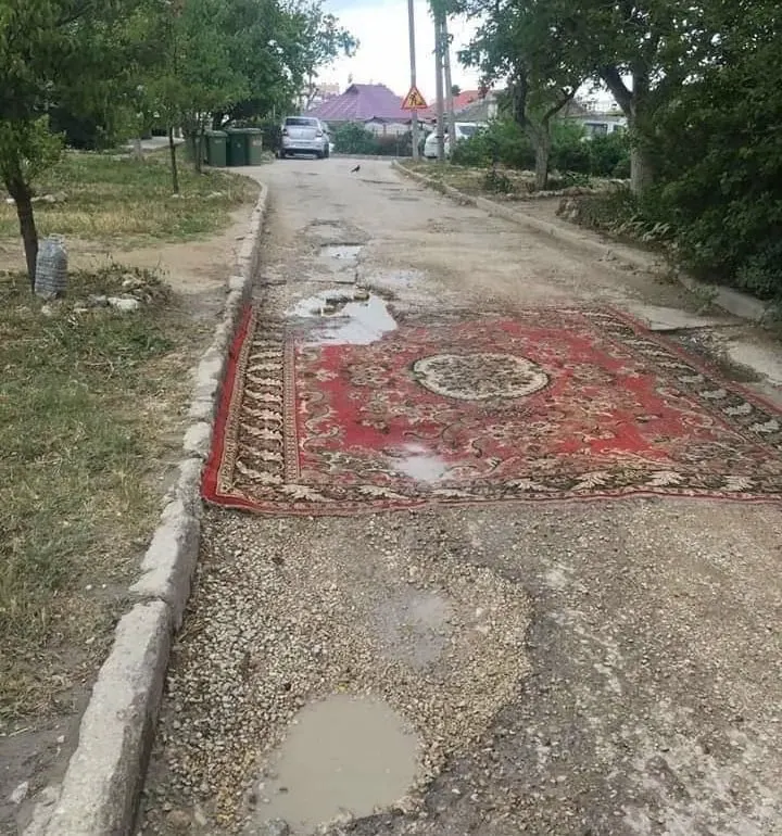 В Госдуму внесён законопроект, позволяющий жильцам самостоятельно менять асфальт во дворах и на местных дорогах; в правительстве инициативу не поддержали, подчеркнув, что ремонтом должны заниматься специалисты.