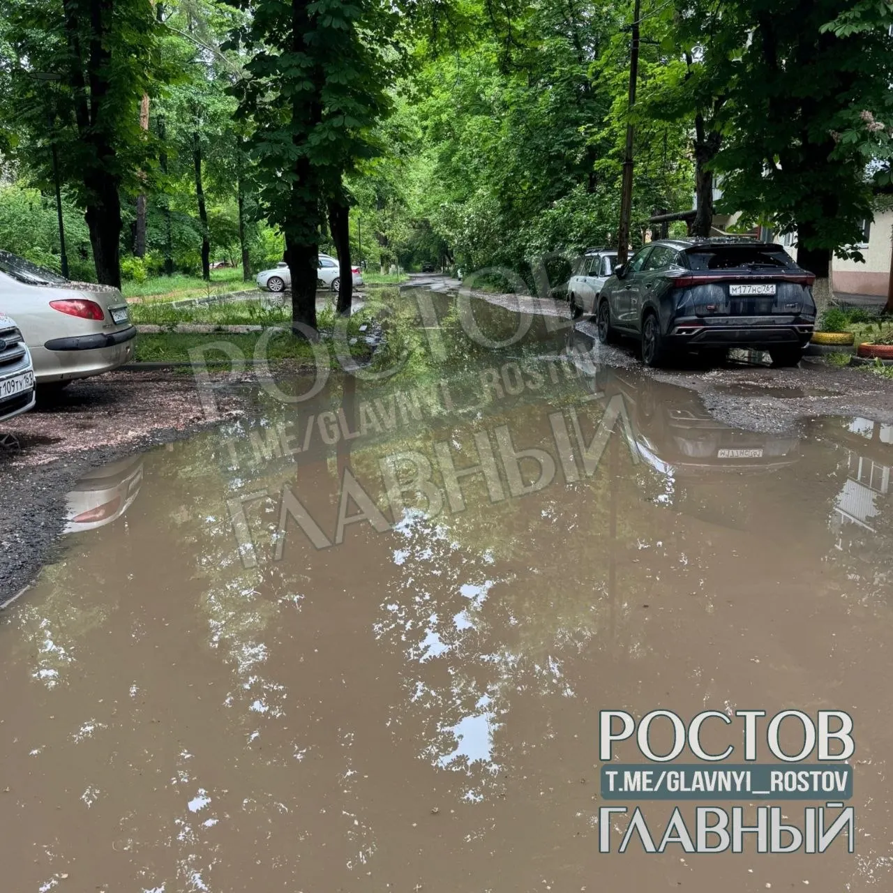 В Авиагородке лужа у подъездов не высыхает после предыдущих осадков — жители жалуются, что из‑за воды невозможно припарковать автомобиль и пройти к входу в дом.