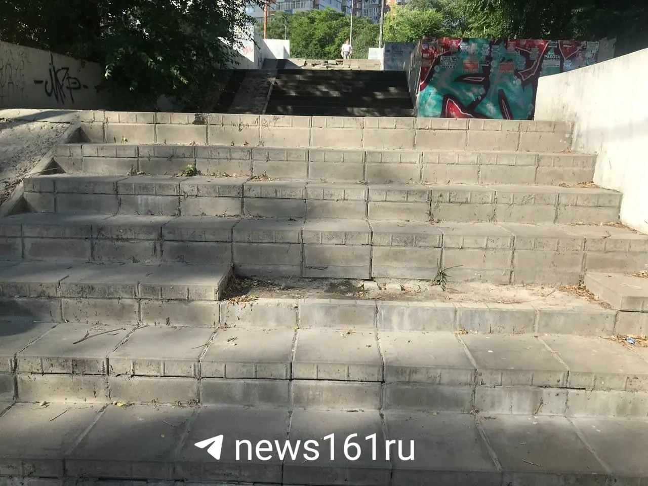 Ступени у автовокзала шатаются и скользкие в дождь и гололёд: жители жалуются, в администрацию направлен запрос о сроках ремонта.