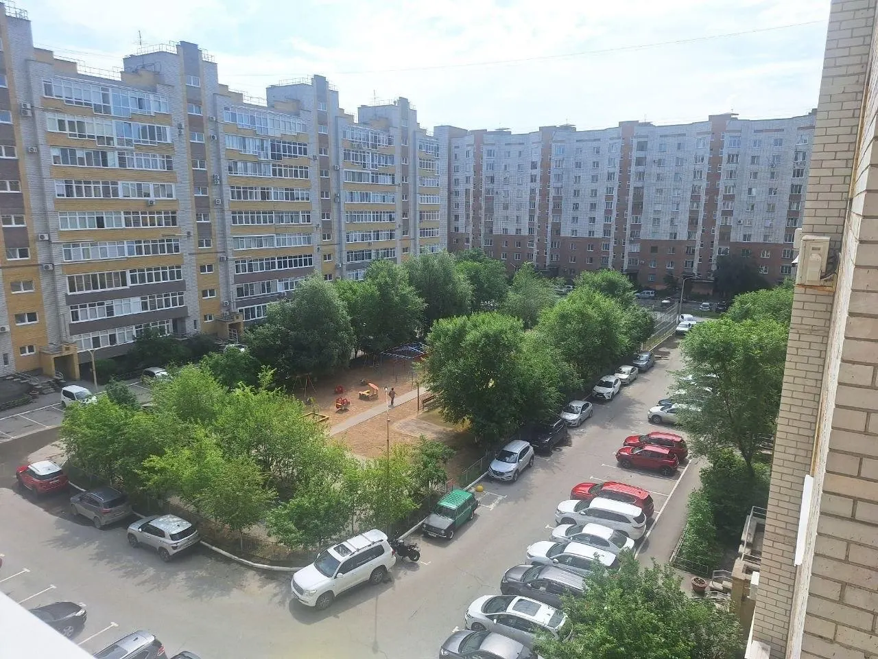 Жители микрорайона в районе улицы Звездова сообщают о частых перебоях с электричеством, обращались в прокуратуру и ждут замены устаревшего оборудования.