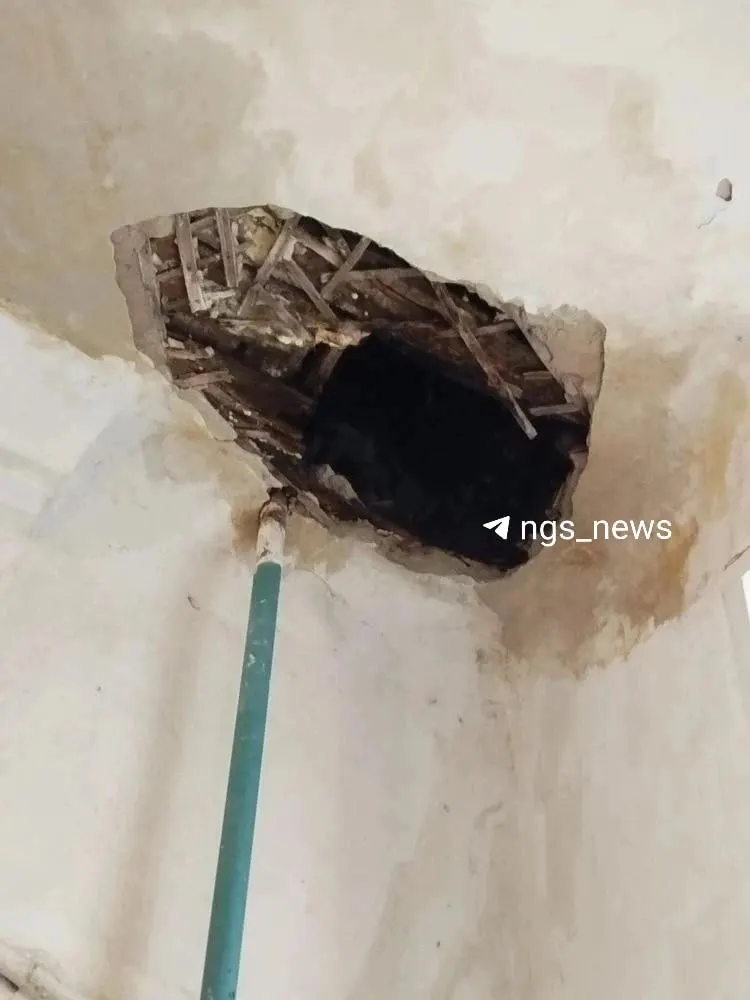 После сильного дождя в подъезде двухэтажного дома на Катодной, 8/1 обвалился потолок и затопило подъезд. Жильцы жалуются, что службы не реагируют, сроки ремонта неизвестны.