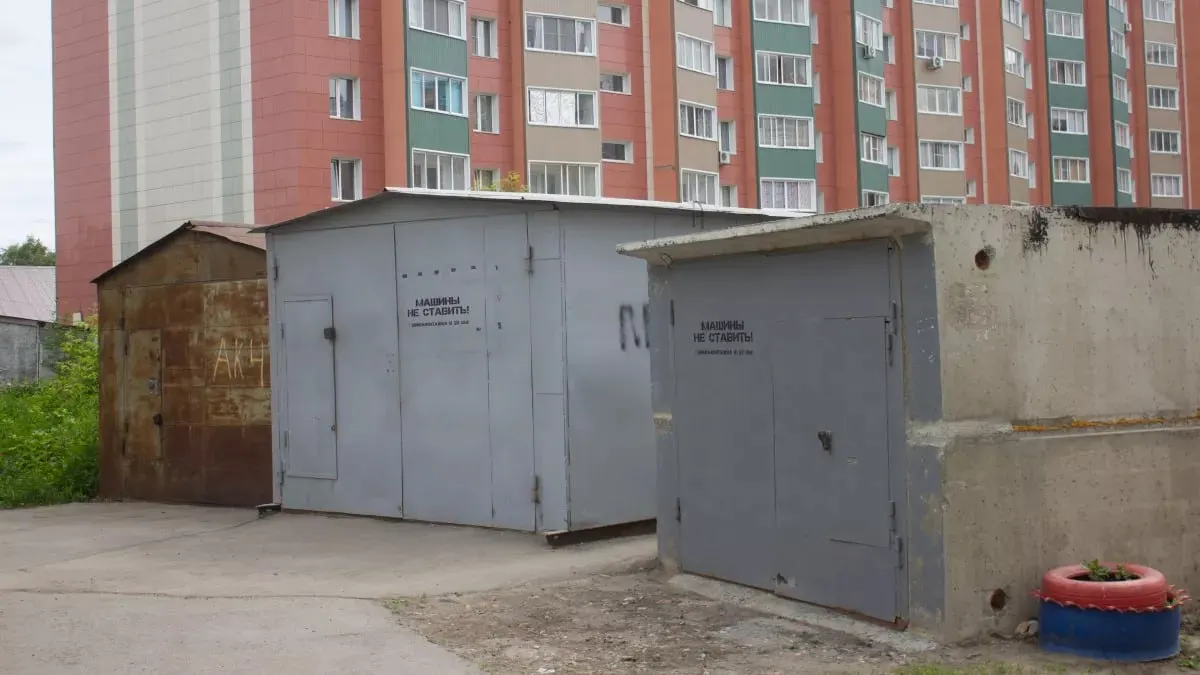 Городские службы выявили сотни гаражей с незаконными электропроводками, начали отключения питания, выдают предписания на снос и готовят судебные иски по ряду объектов.