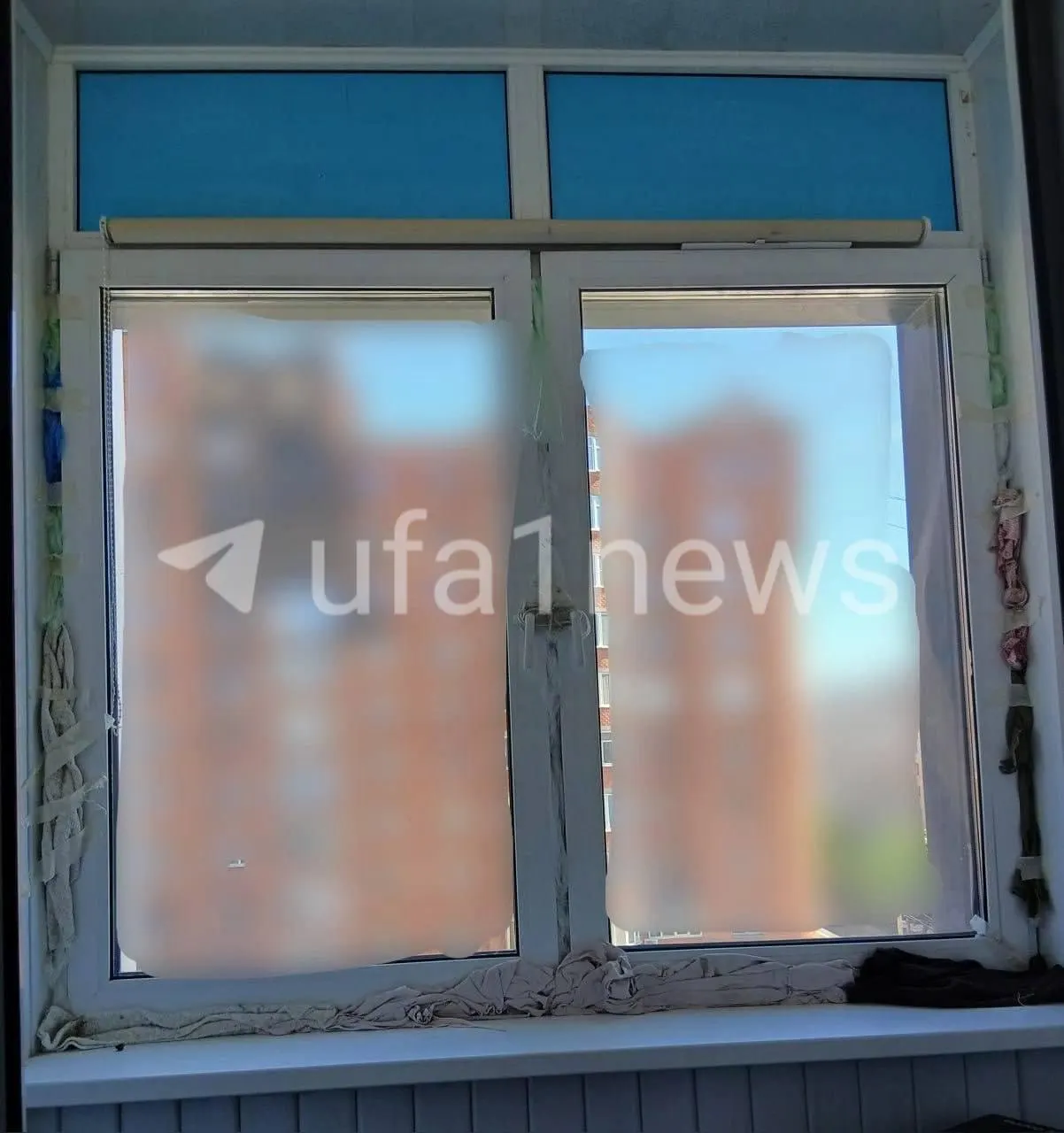 Ей оценили ущерб в 200 тыс. руб., одну из подрядных компаний направили для замеров. Подрядчик предлагал заменить только створки, но полноценный ремонт не выполнен — в компании говорят о нехватке финансирования, застройщик это опровергает.