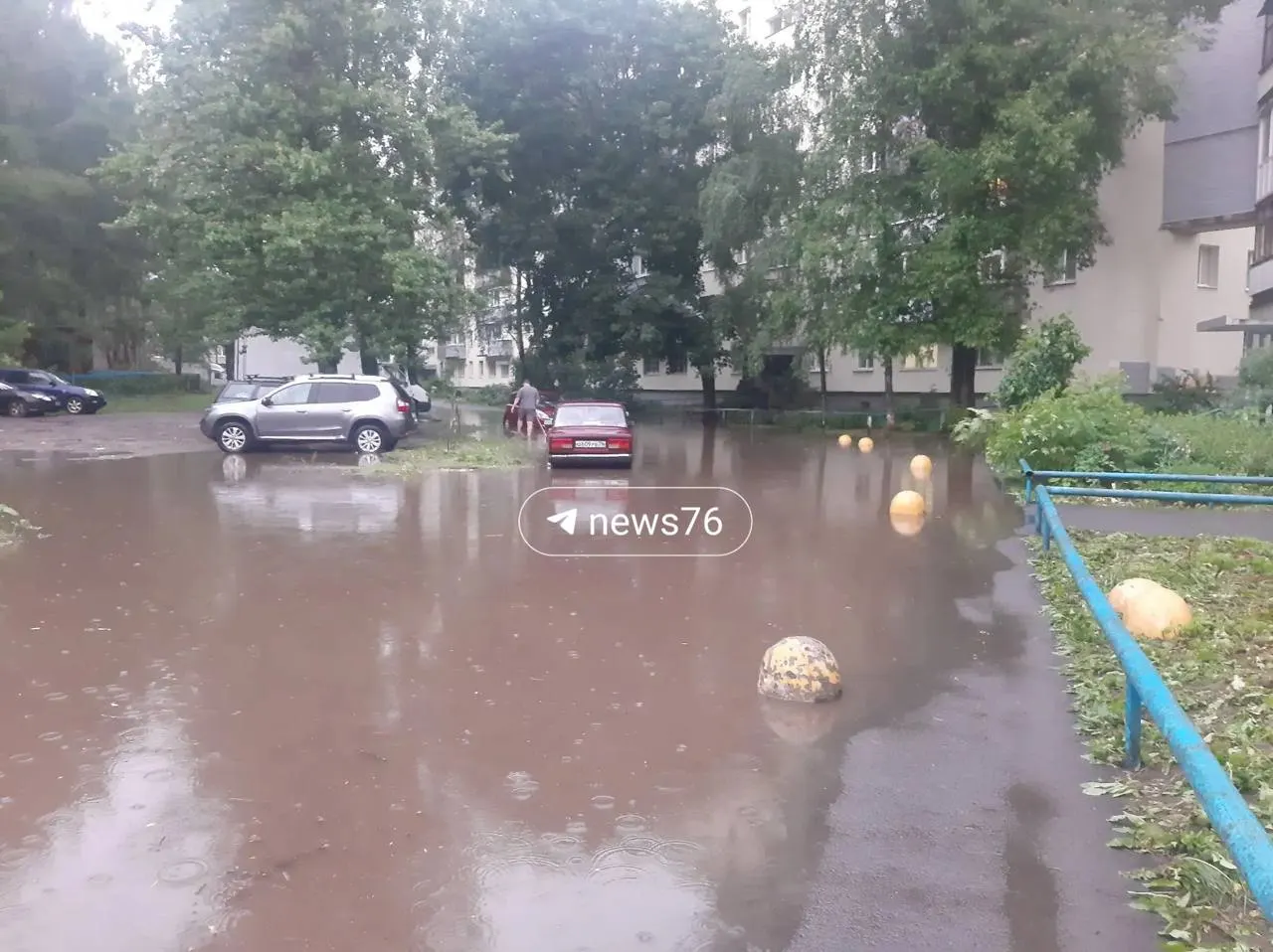 После дождя в Дзержинском районе зафиксированы подтопления — вода пришла на участки Ленинградского проспекта у ТЦ «Космос» и на Мурманском проезде. Жителей просят сообщать о новых местах затопления.