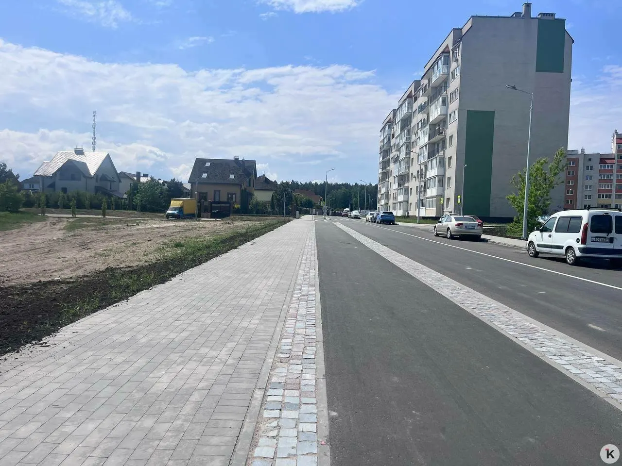 В микрорайоне имени Космодемьянского сдали полукилометровый участок Тихоокеанской с тротуарами, велодорожкой, ливнёвкой и продуманными пешеходными переходами.