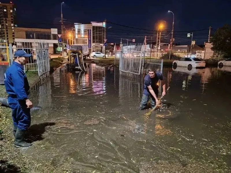 За три дня в городе поступило свыше 400 заявок на откачку воды: локальные подтопления в большинстве ликвидированы, продолжатся работы на отдельных улицах; задействованы техника и мотопомпы, ситуацию круглосуточно мониторят ЕДДС.