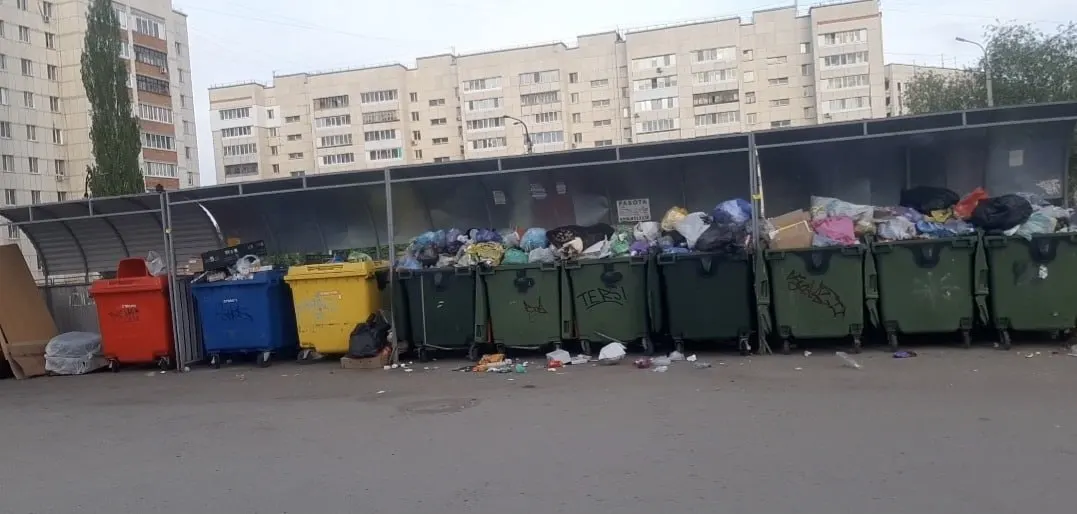 В Дёмском районе Администрация разрешила перенести контейнерную площадку с одного дома на территорию другого. Жильцы утверждают о нарушениях СанПиН, нехватке контейнеров и отсутствии согласия соседних МКД.