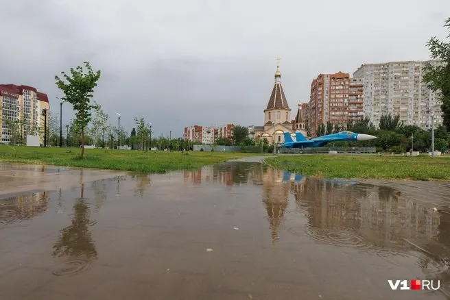 Жители возмущены: на второй очереди благоустройства парка Героев‑летчиков, на которую потрачено не менее 115 млн рублей, дорожки и площадки затапливаются даже при небольшом дожде, а городская администрация проблему не устраняет.