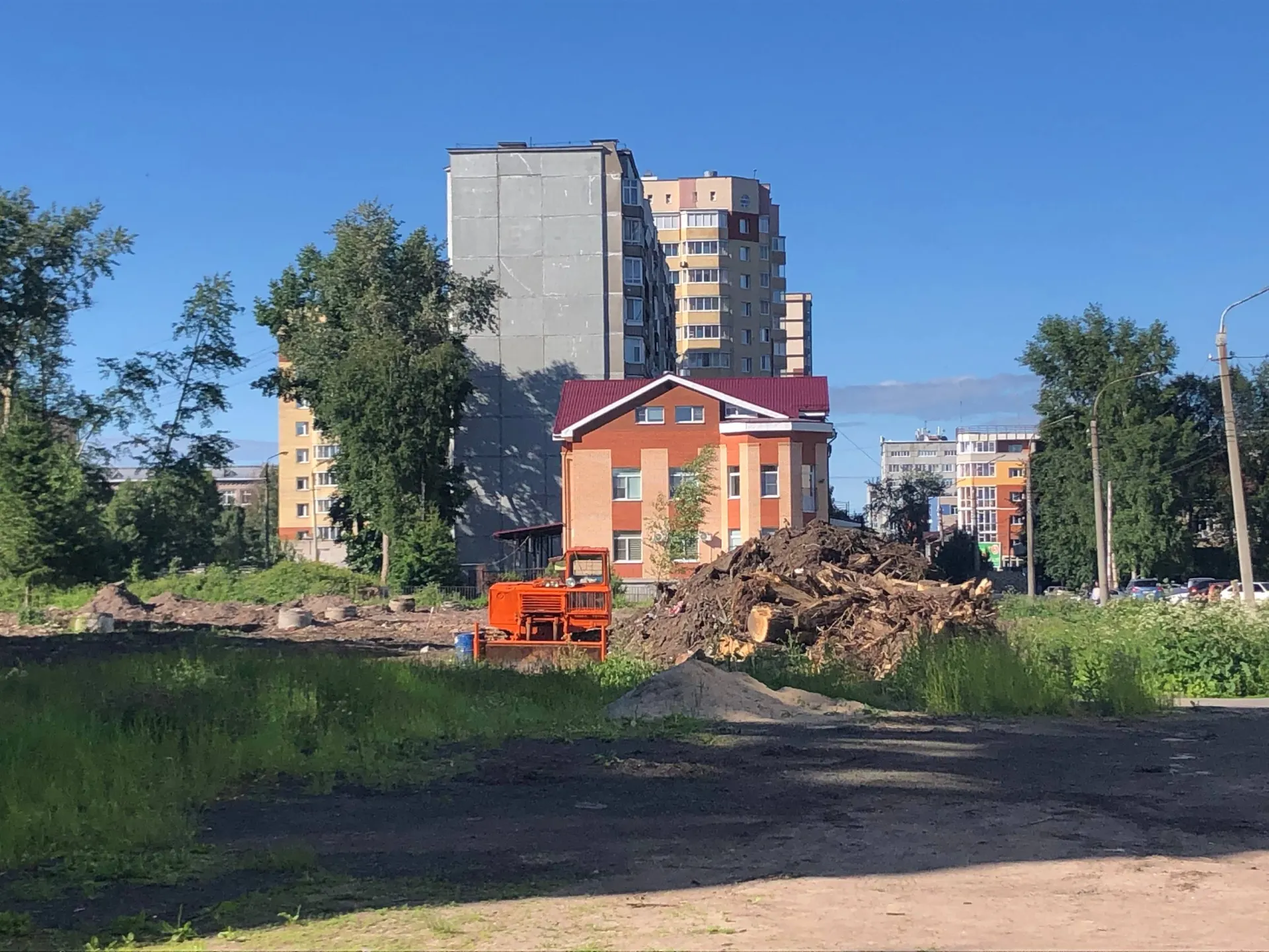 На улице Северодвинской обнаружены кучи порубочных остатков — количество несанкционированных свалок в городе растёт.