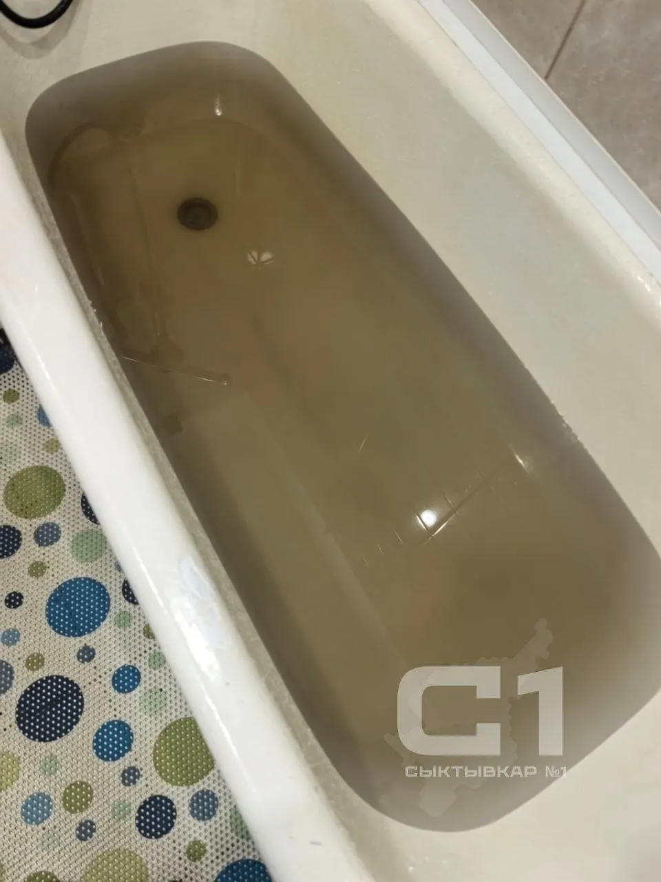 Жители дома на Петрозаводской, 56 жалуются на мутную воду; в Сыктывкаре объявили двухнедельные отключения горячей воды для ряда районов.