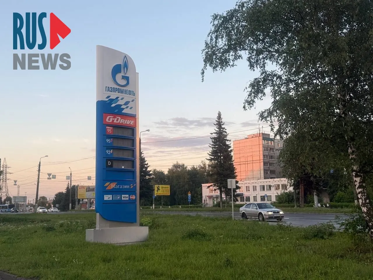 Почти все заправки региона закрыты или работают с перебоями: дизтоплива не хватает, бензин появляется после обеда и продаётся с ограничениями. Из-за дефицита топлива снижается движение общественного транспорта, часто отключают электричество — люди не могут заправить генераторы и косилки.