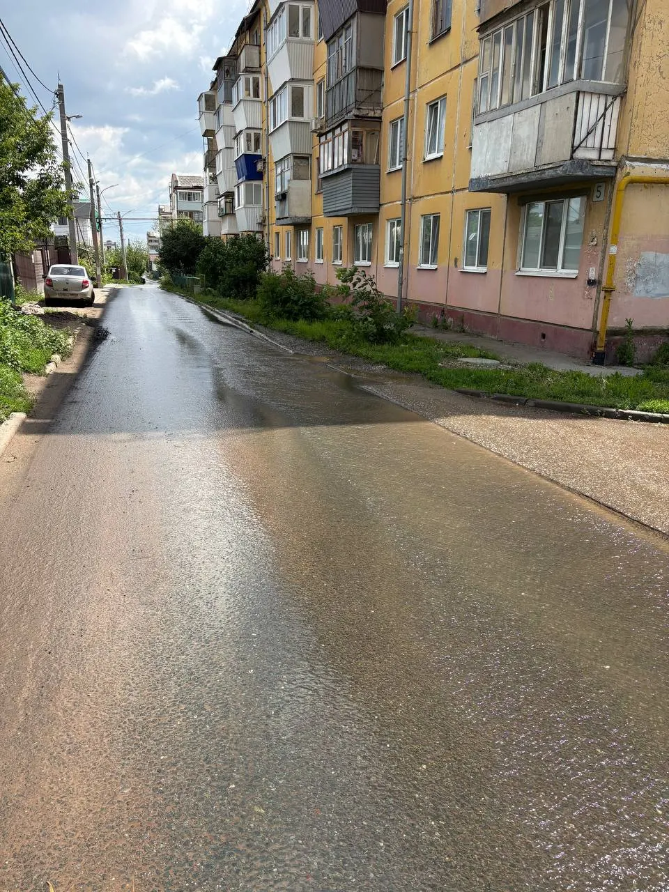 В районе дома №14 на Михаила Сорокина сильный выброс воды оставил несколько соседних домов без водоснабжения; жители жалуются, что службы отказываются реагировать.