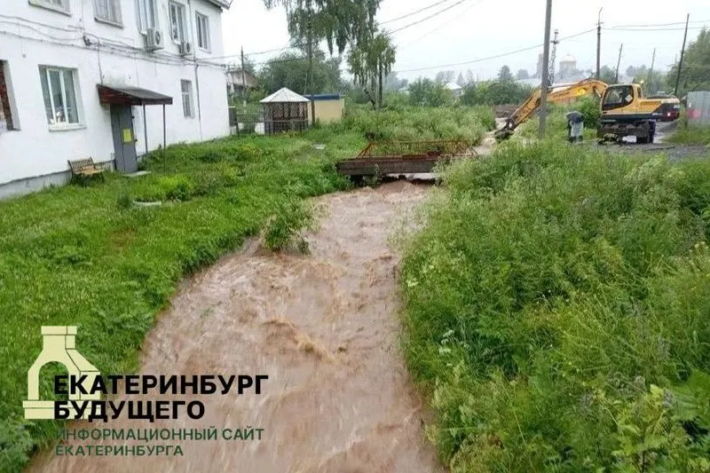 Из‑за подъёма воды в городе затоплено 48 жилых домов; прокуратура начала проверку действий властей. Режим чрезвычайной ситуации объявлен для координации спасательных и восстановительных работ.