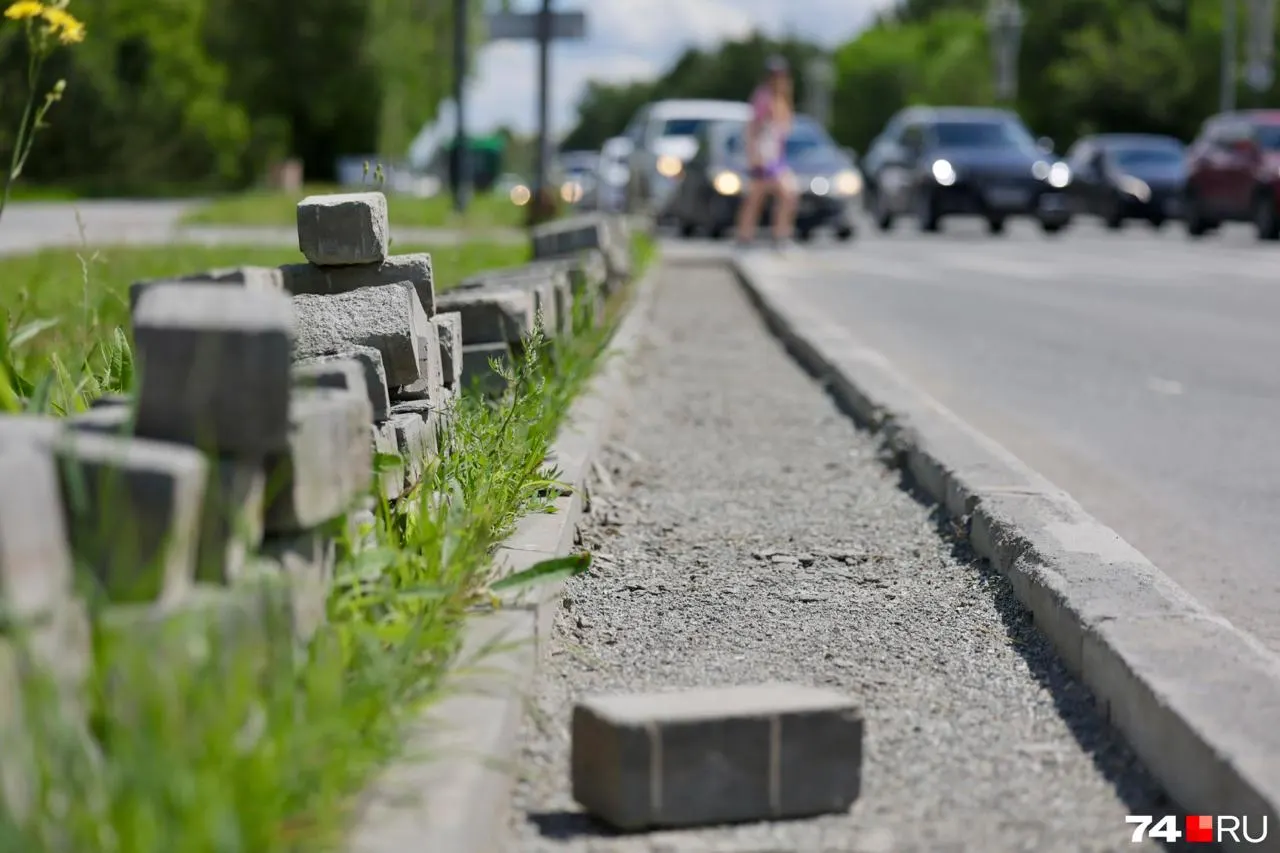 Подрядчик по гарантии меняет покрытие вдоль городского бора: после зимы у части плитки отслоился верхний слой, работы идут за счёт исполнителя.