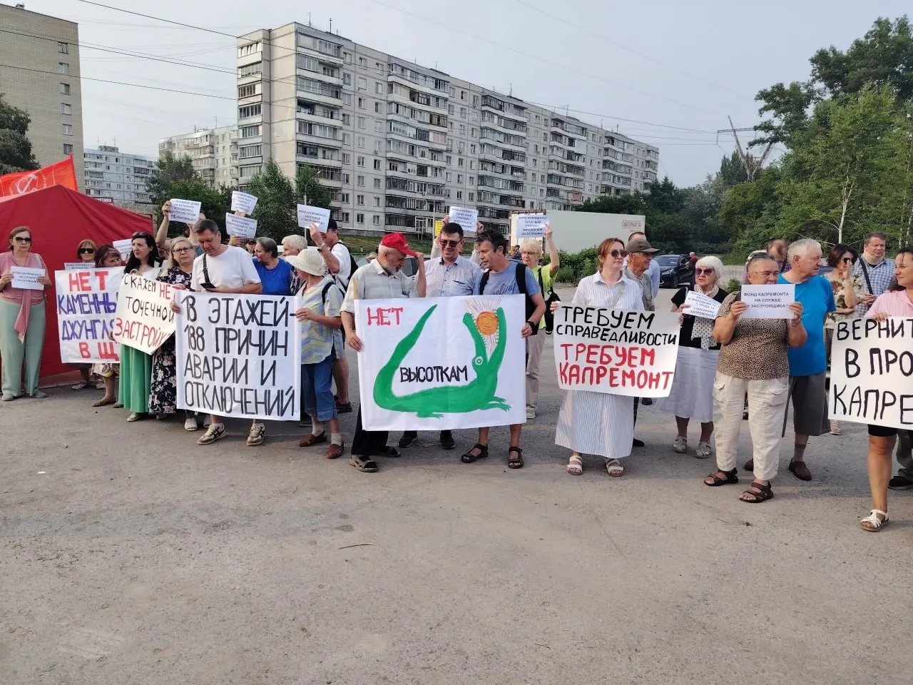 Жители Советского района выступили против исключения домов из программы капремонта и планов строительства многоэтажного дома в Академгородке; во время акции собрали несколько сотен подписей.