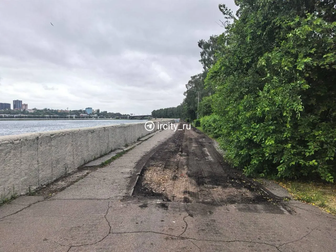 На участке 575 м от памятника ветеранам ВДВ до «круга» меняют покрытие. Работы финансирует частный инвестор, подрядчик — «Иркутскавтодор». План завершения — до конца июня.