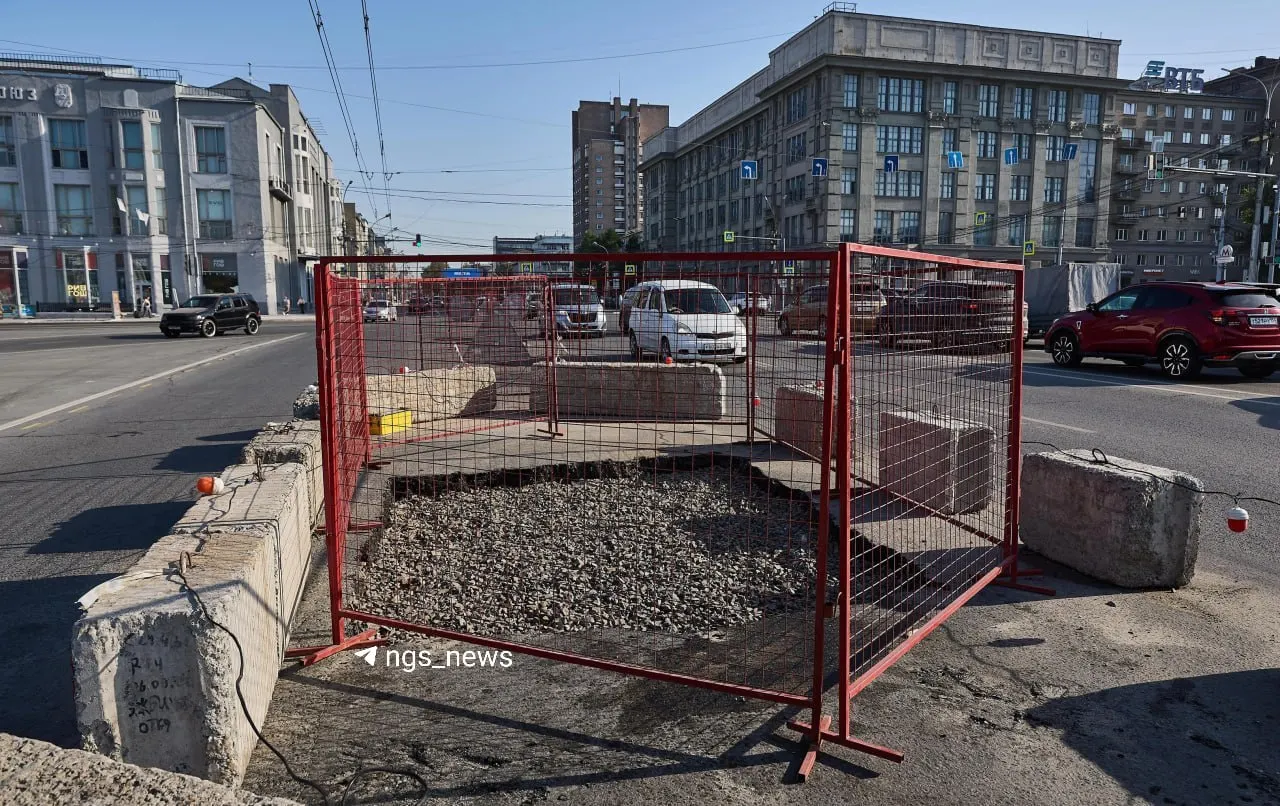 Огромную яму на площади Ленина засыпали щебнем и окружили бетонными блоками. Обрушение вызвано повреждением водопроводной трубы, работы по устранению продолжаются и планируют завершить сегодня.