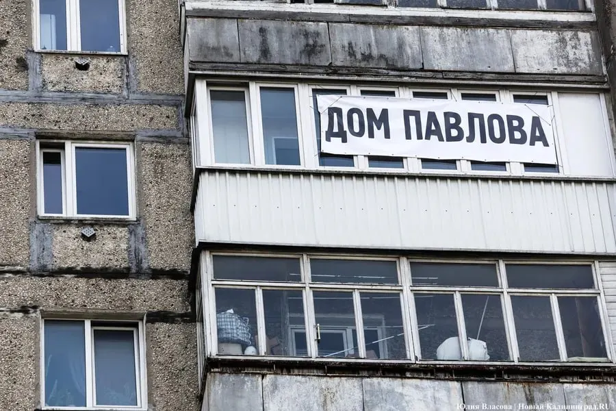 Муниципальный контроль вызвал жильцов дома №68 для составления протоколов и требует временного выселения из‑за соседнего аварийного здания; часть семей выступает против, власти отключили воду и свет, суд отказал в иске жильцов.