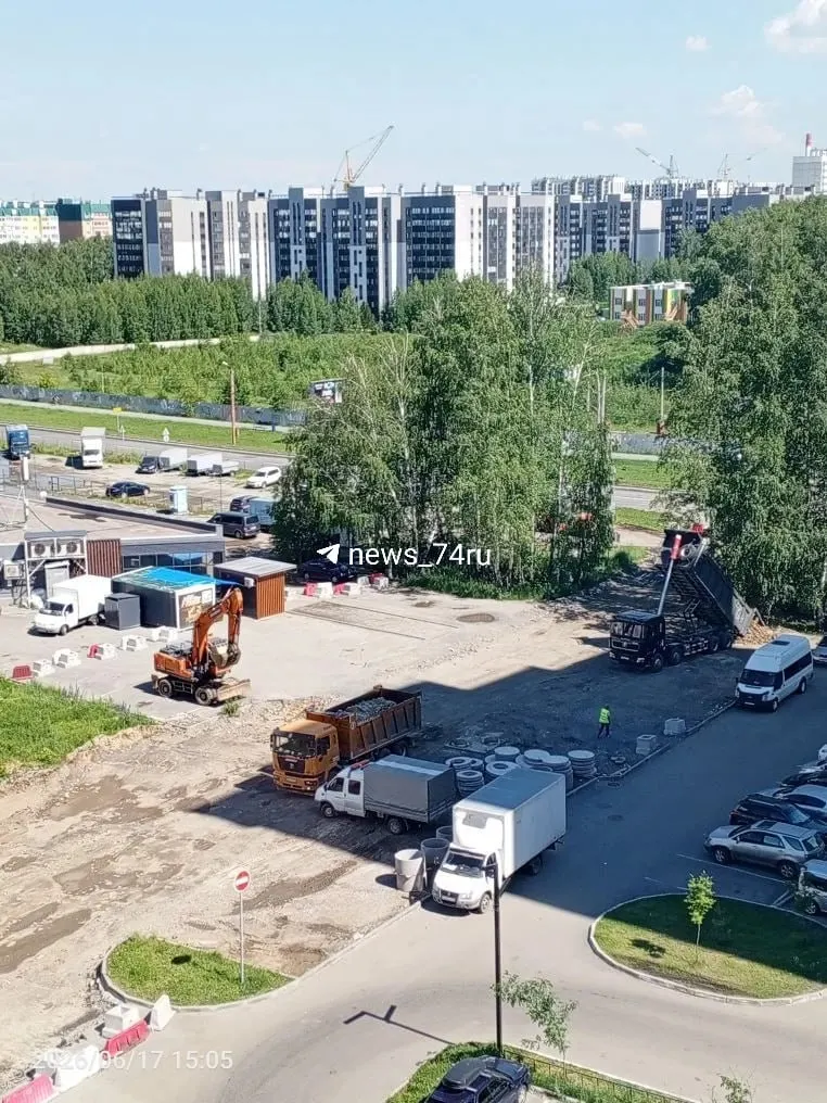 После жалоб жителей ремонт 400‑метрового участка, который несколько раз останавливался, возобновили — техника снова на месте. Работы оцениваются в 57 млн рублей, срок сдачи — 1 октября.