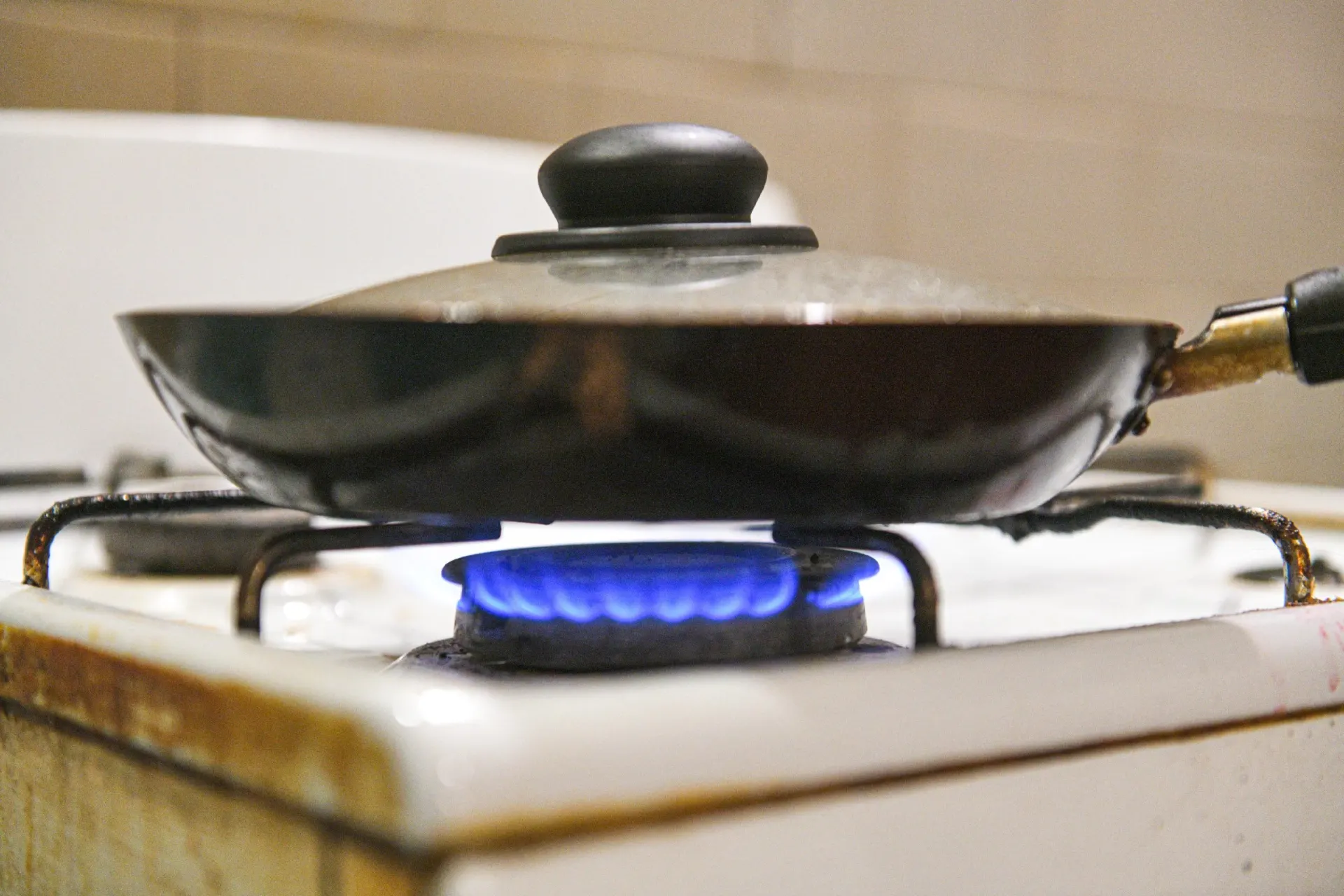 В жилом доме на улице Рыбацкая временно прекратили подачу газа из‑за обнаруженной утечки. Когда восстановят газоснабжение — пока неизвестно.