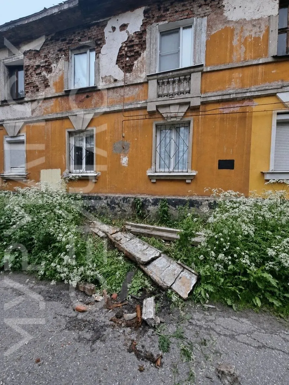Кусок кровли упал в полисадник у дома на Октябрьской, 10. Жители опасаются дальнейшего разрушения здания и возможных последствий.
