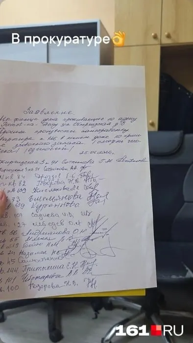 В квартире, где обнаружено тело и которая опечатана, по многоквартирному дому распространяется сильный запах. Коллективная жалоба в прокуратуру не дала результата, полиции жильцы говорят, что рекомендовали нанять уборщиков за свой счёт.