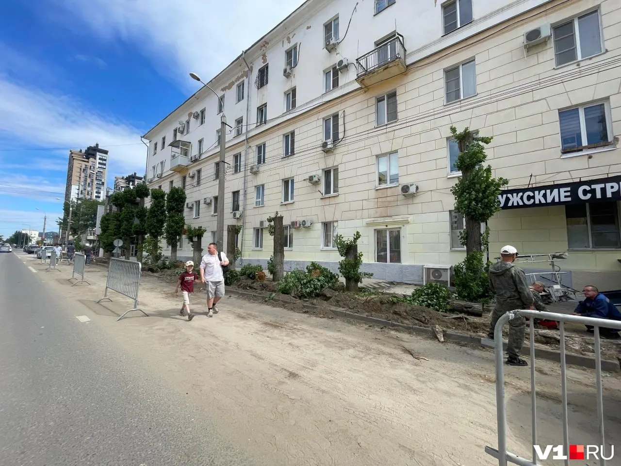 Активисты жалуются, что при благоустройстве сквера на улице Профсоюзной вырубают здоровые лиственные деревья. Работы выполняет подряд за 86 млн рублей; до исполнителя дозвониться не удалось.