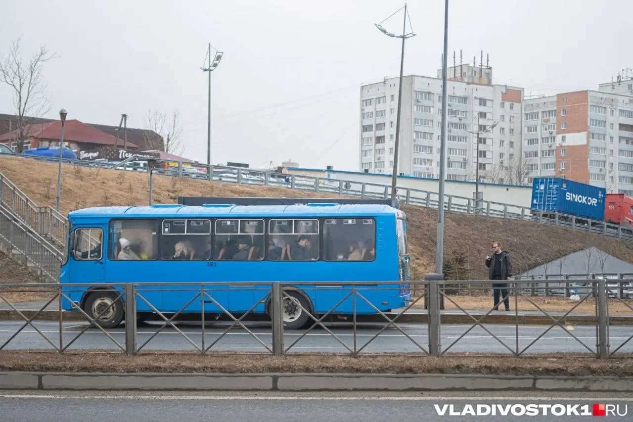 С 6 июня по 22 июля двусторонний проезд по улице 40 лет ВЛКСМ будет закрыт на время ремонта тепловых сетей. Изменятся маршруты пяти автобусов, часть остановок станет недоступна — пассажирам советуют планировать поездки заранее.