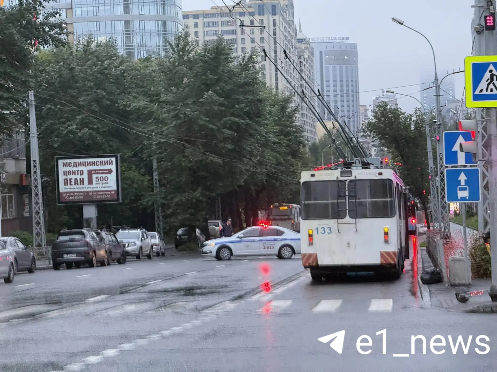 На улице Белинского из‑за подтопления ограничили движение. На месте работают аварийные и коммунальные службы; причины уточняются.