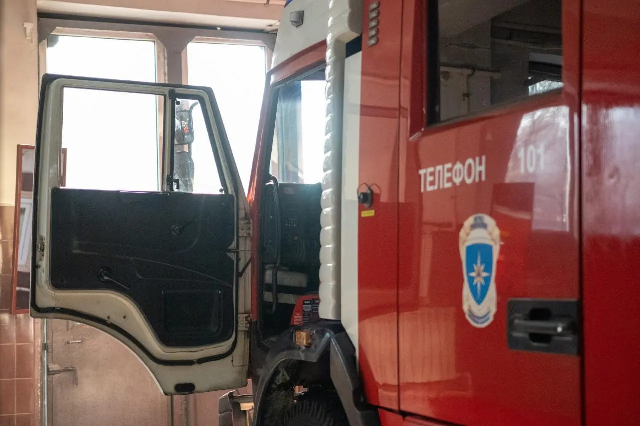 Во время пожара в доме на улице Социалистической пламя повредило водопроводную трубу, и вытекшая вода самостоятельно загасила огонь; пожарные тем не менее прибыли на место и ликвидировали последствия.
