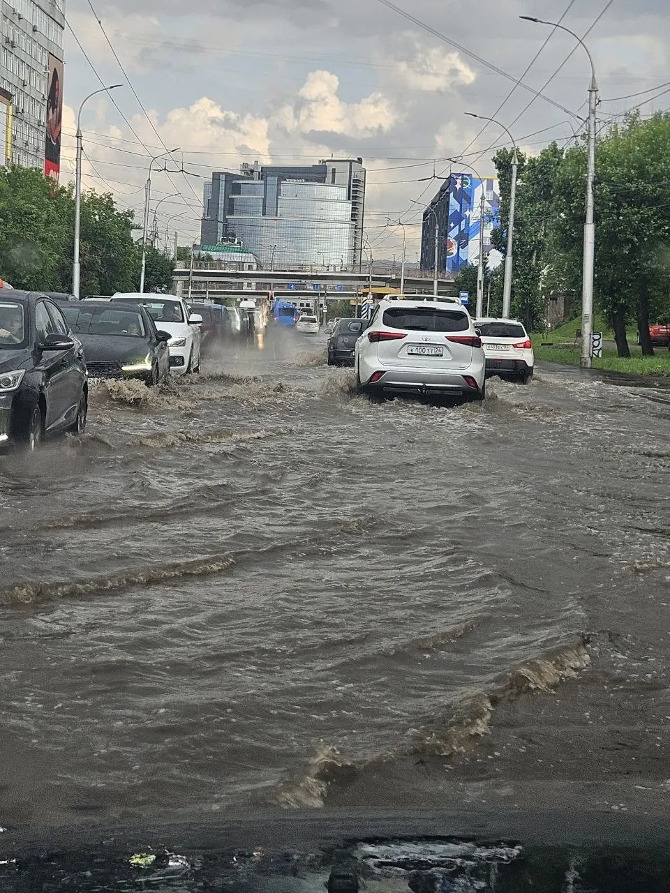 Житель Красноярска пожаловался, что на недавно отремонтированной проезжей части улицы Маерчака после дождя скапливается вода; коммунальщики ответили, что ливнёвка работает и не успевает принять такой объём осадков сразу.