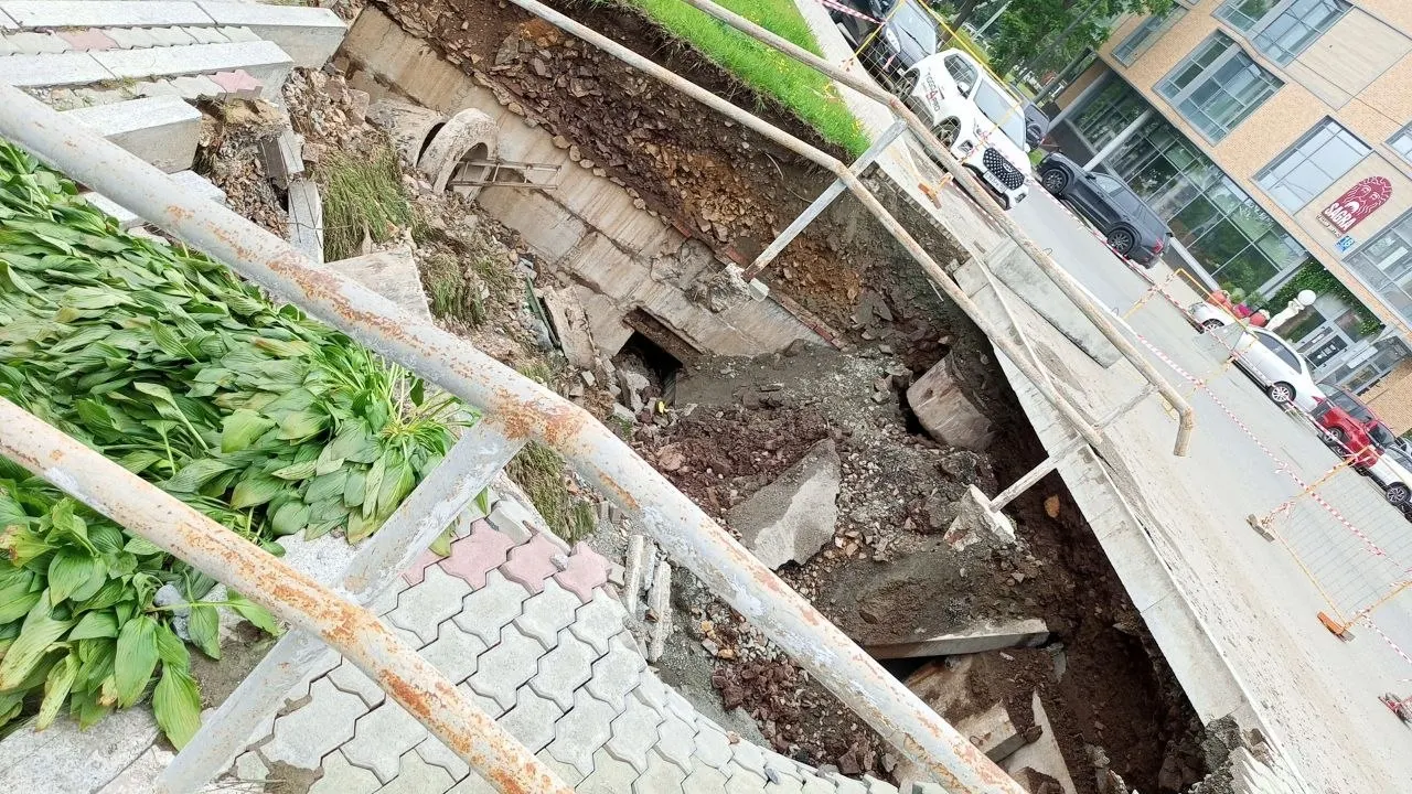 Ночью произошёл порыв горячего водоснабжения у дома на Адмирала Горшкова, 3: мощный фонтан пара накрыл улицу, образовался провал на пешеходной зоне. Половина микрорайона остаётся без горячей воды более четырёх часов.