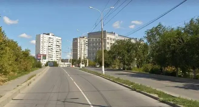 На улице Базисной неожиданно возобновили движение по путепроводу: ремонт начался в марте и должен был завершиться к 1 сентября, но проезд открыли раньше.