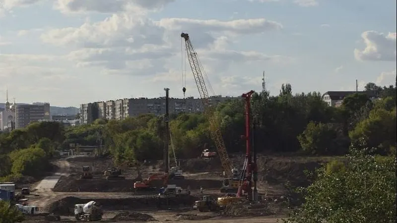 Комитет по строительству заключил контракт на 365,7 млн руб. с ООО «Прогресс». Процедуру отбора задерживали две жалобы в УФАС; завершить работы планируют до июля 2027 года.