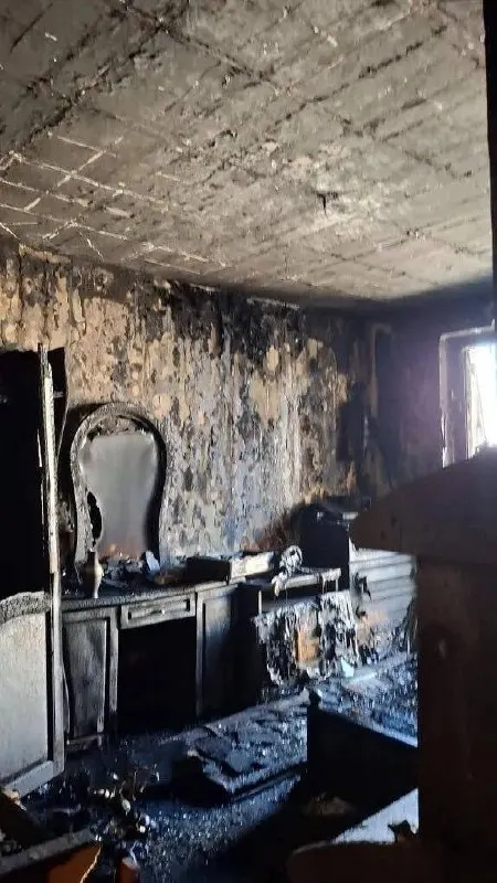 В многоэтажном доме вспыхнул огонь на балконах — по предварительным данным, причина возгорания связана с работами по капитальному ремонту фасада. Три человека получили повреждения, квартиры сильно пострадали.