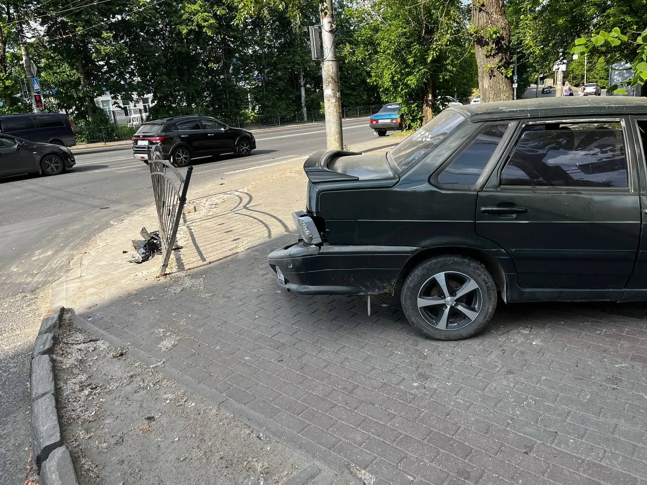 Автомобиль пробил ограждение на тротуаре и остановился в дереве. Инцидент вновь поднимает вопросы об оправданности и содержании городских заборов.