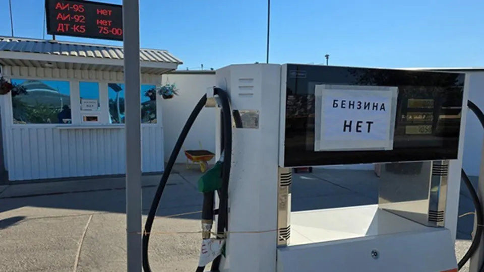 С 27 июня в Севастополе снова начнут выдавать бензин по QR‑кодам с ограничением до 20 литров на машину. В Крыму и Севастополе введён режим чрезвычайной ситуации из‑за дефицита топлива, перебоев с электроэнергией и проблем с логистикой.